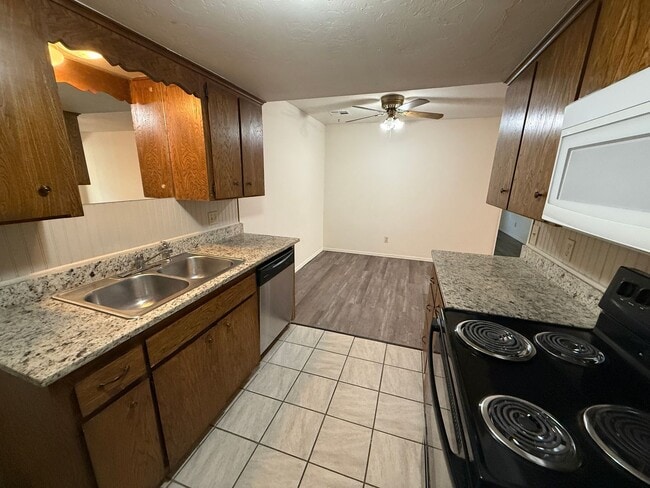 Building Photo - Three bedroom duplex with vinyl flooring. ...