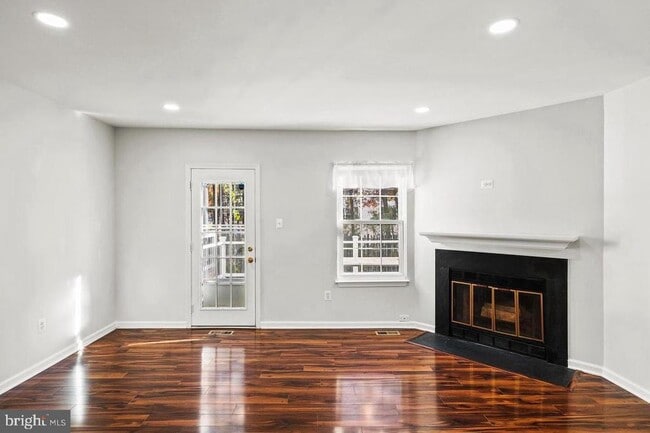 Building Photo - 7000 Ducketts Ln