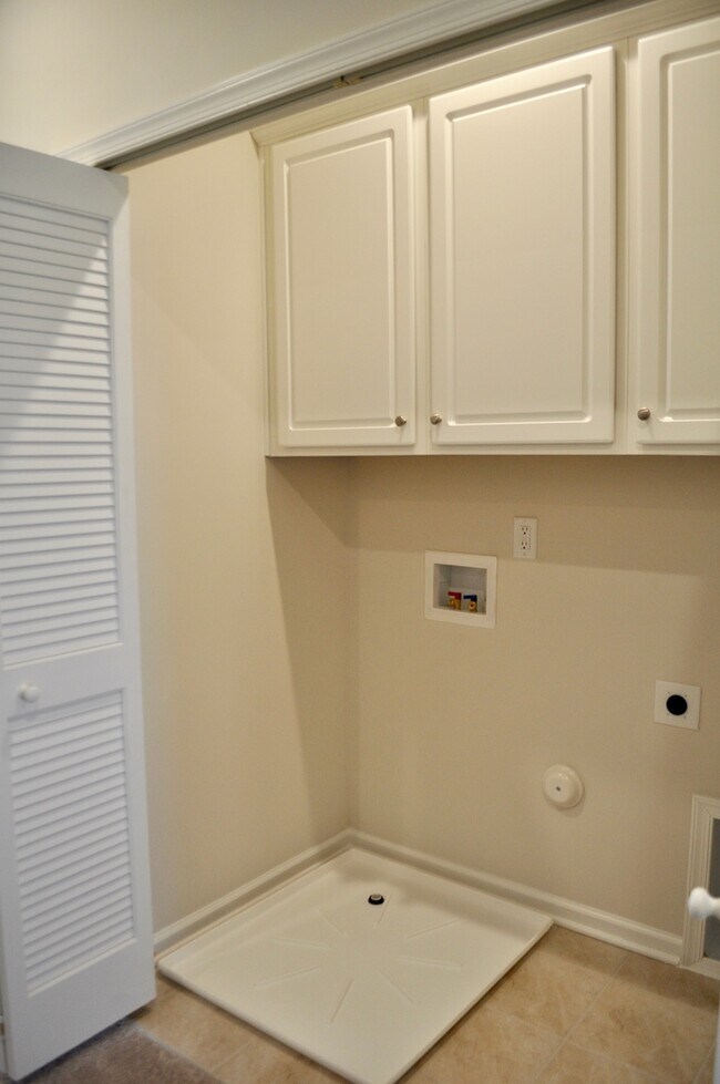 Building Photo - Beaver Creek Commons 3 Bed | 3.5 Bath Town...
