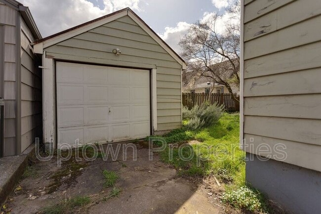 Building Photo - 1644 N Willamette Blvd