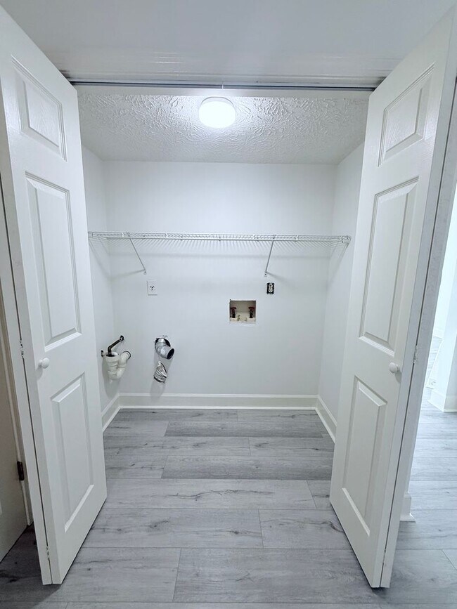 Building Photo - Gorgeous townhouse in great Gainesville location!