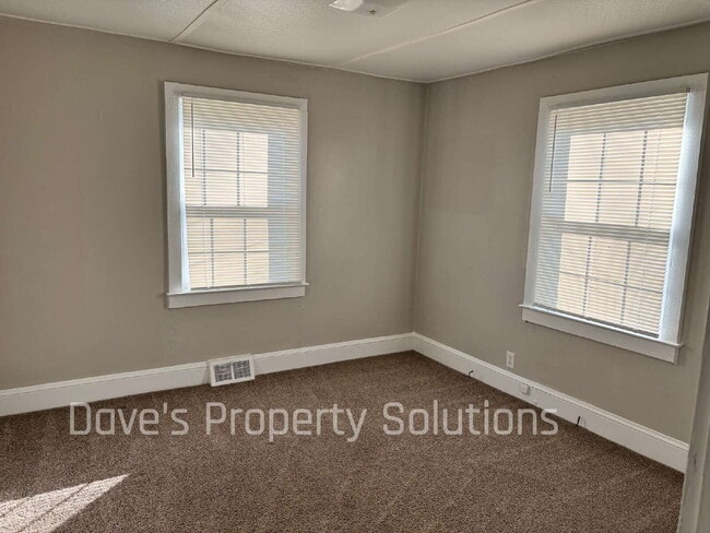 Building Photo - Recently Refreshed 3BR Home with Large Fenced Backyard