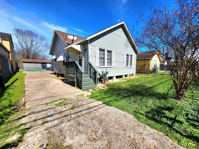 Building Photo - 6903 Palestine St