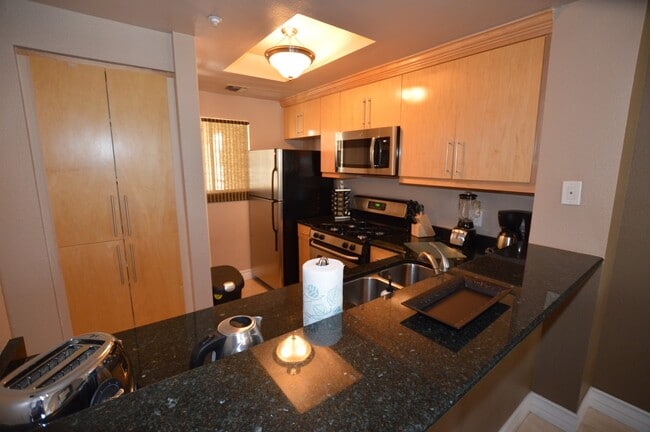 Building Photo - Meridian TOP FLOOR Furnished 1 bed | 1 bath condo with Strip and High Roller view.