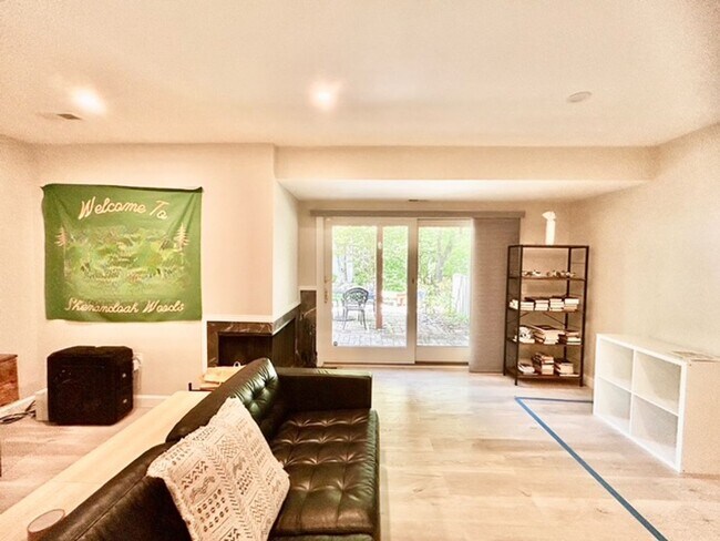 Building Photo - Welcome to this Lovely Home in Reston, VA!