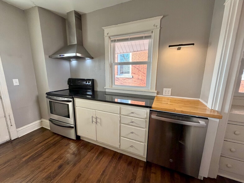 Building Photo - 3836 Wyandotte St