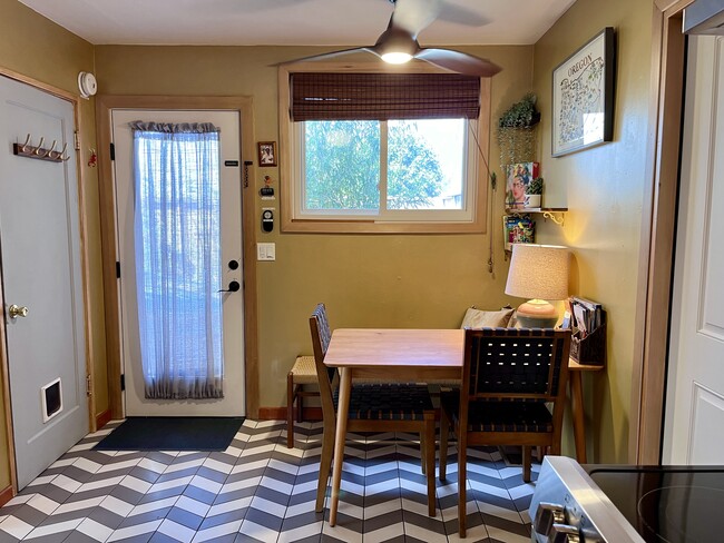 kitchen / dining room - 8564 N Richmond Ave