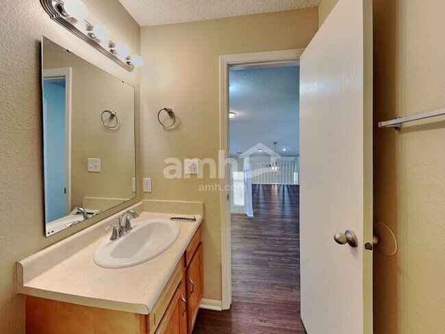 Building Photo - 5426 Alameda Rd