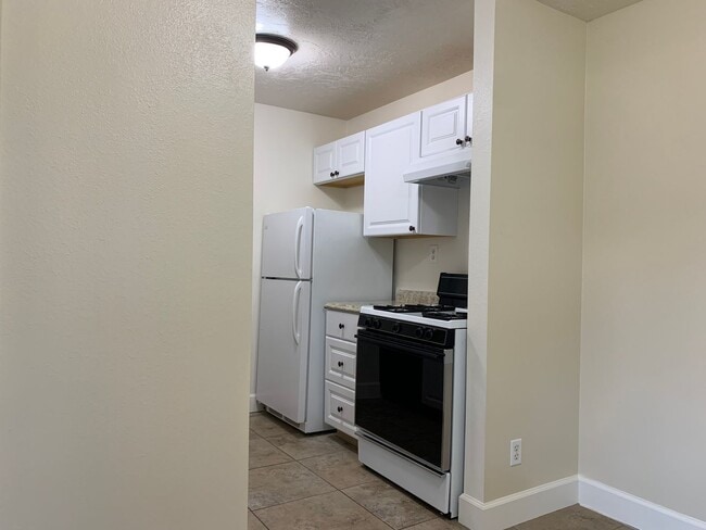 Building Photo - HAS IT ALL!  One Bedroom Condo; Murray; /Garage & Pool