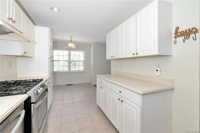 Building Photo - 31 Underhill Dr