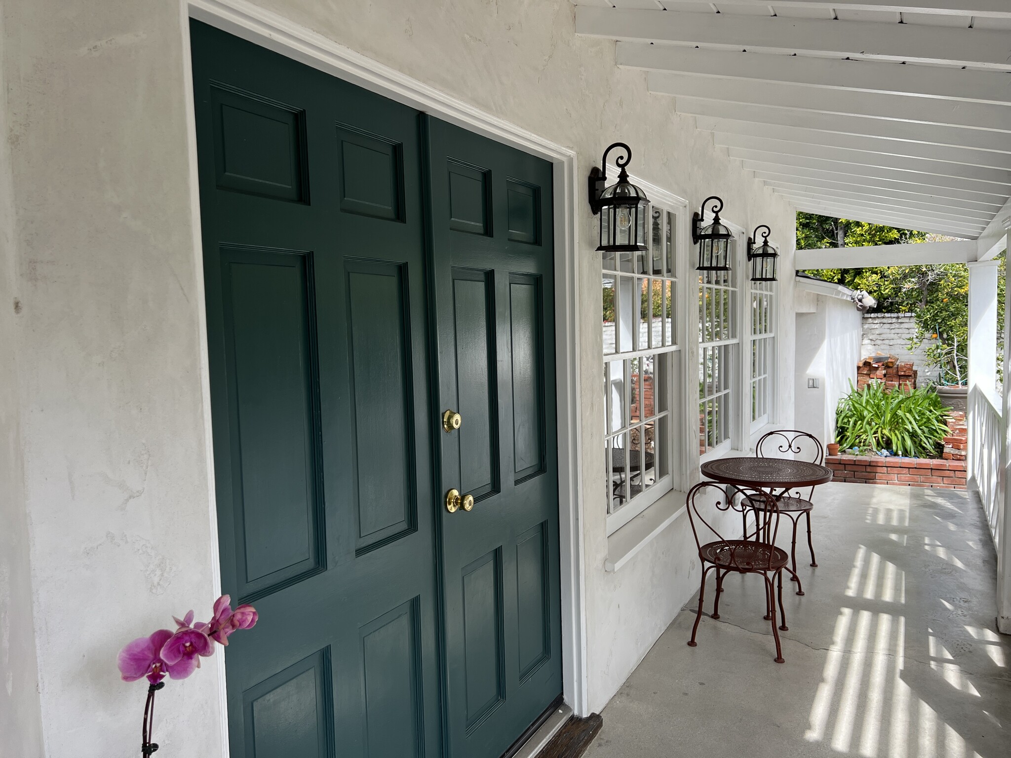 Front porch & side garden - 467 S Bentley Ave