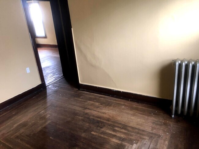 Building Photo - 16 Benton St