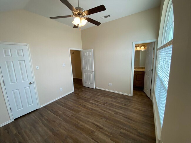 Building Photo - 5002 Scarlet Oak Dr