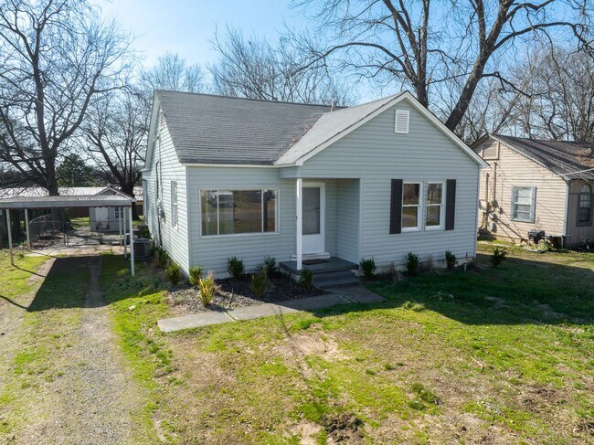 Building Photo - Freshly Updated House (Updated Pictures Coming Soon)