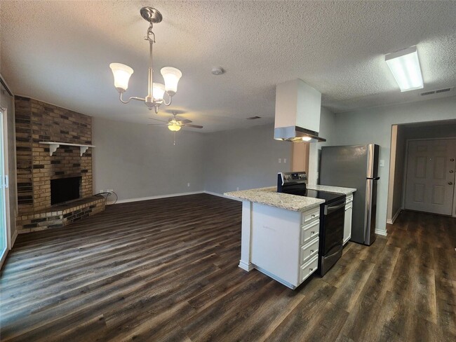 Building Photo - 3 BR/2BA | Updated Single Family Home | 2-Car Garage | Fenced backyard