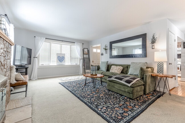 Building Photo - 3 Lakeview Dr