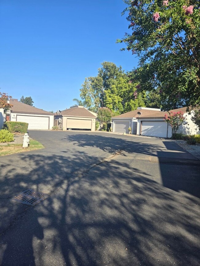 Building Photo - Charming Single Story 3 Bed 2 Bath House