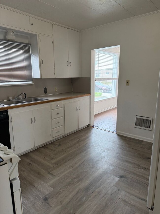 Building Photo - 2 bedroom, 2 bathroom house.