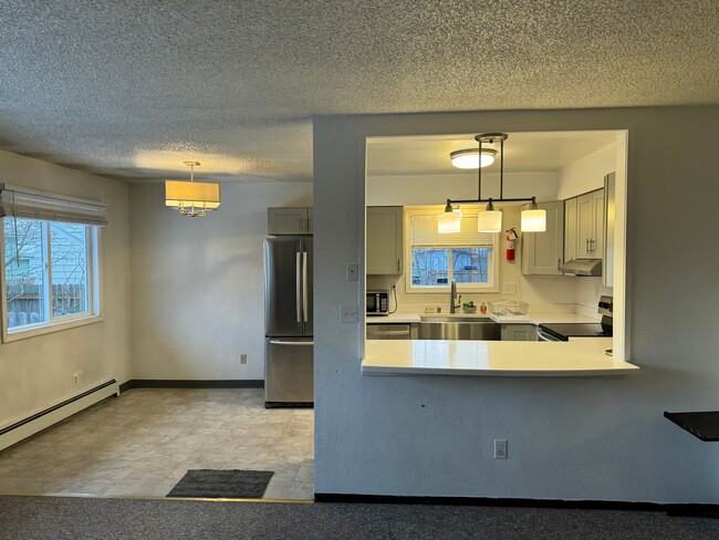 Building Photo - Top floor unit in convenient location