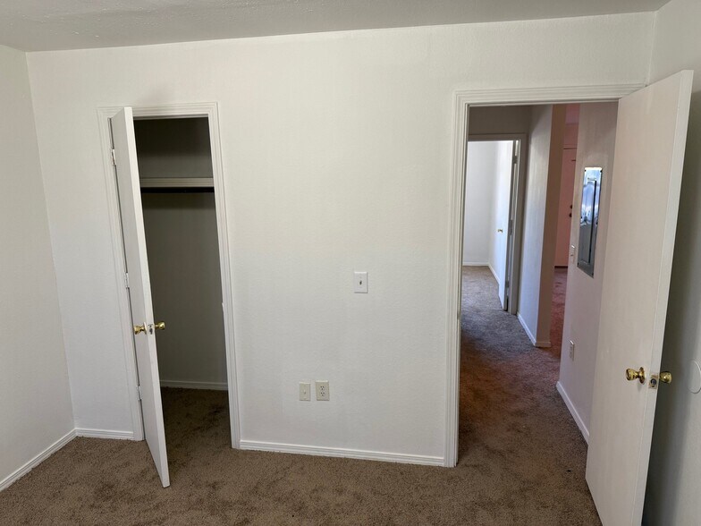 Building Photo - 583 E Roller Ave