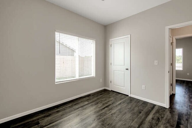 Building Photo - 1333 Azena St