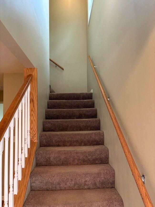 Building Photo - 2 Story Colonial - 3 bdrm/2 bath - LARGE YARD