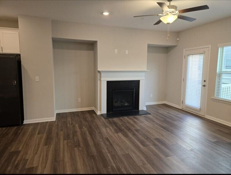 Building Photo - 256 Commons Ave