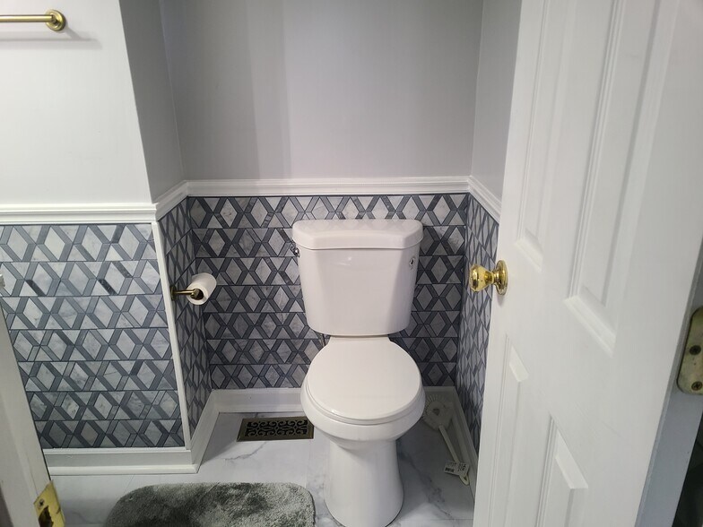 half bath - 1528 Old Oak Ln