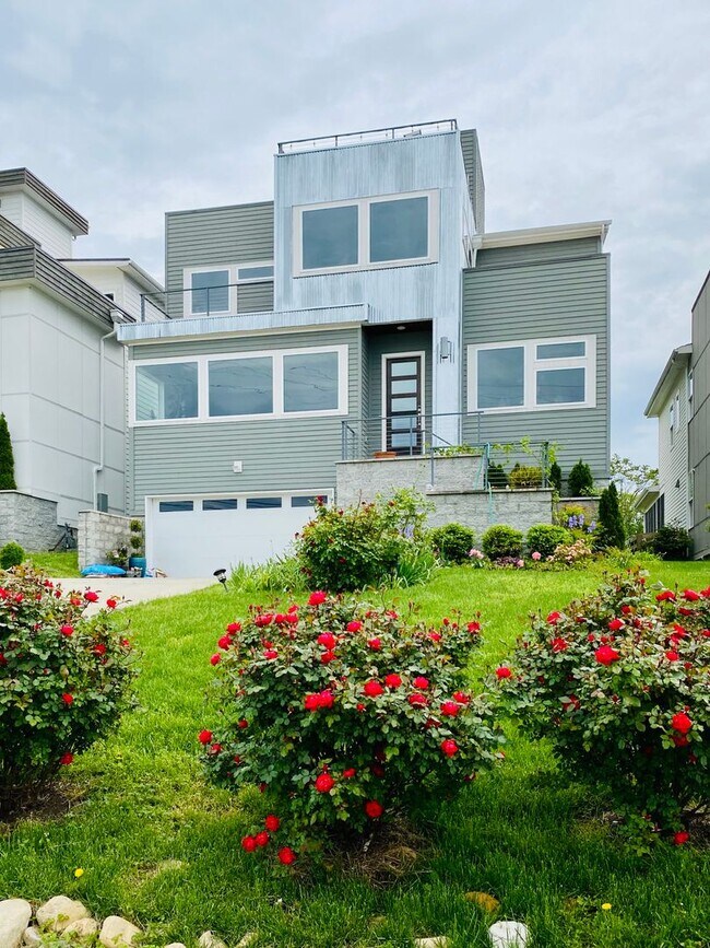 Primary Photo - 4 Bedroom/3.5 Bath home overlooking the ci...