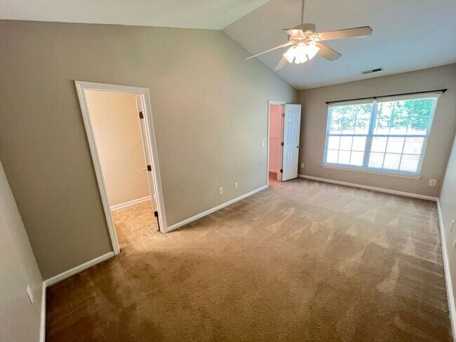 Building Photo - Fantastic 2 Bedroom Durham Townhouse
