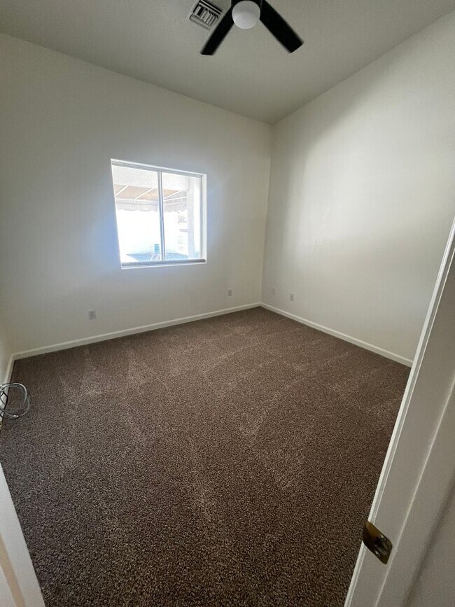 Building Photo - 210 White Oak Dr