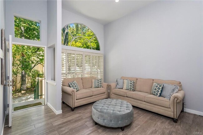 Building Photo - 5455 Sylmar Ave