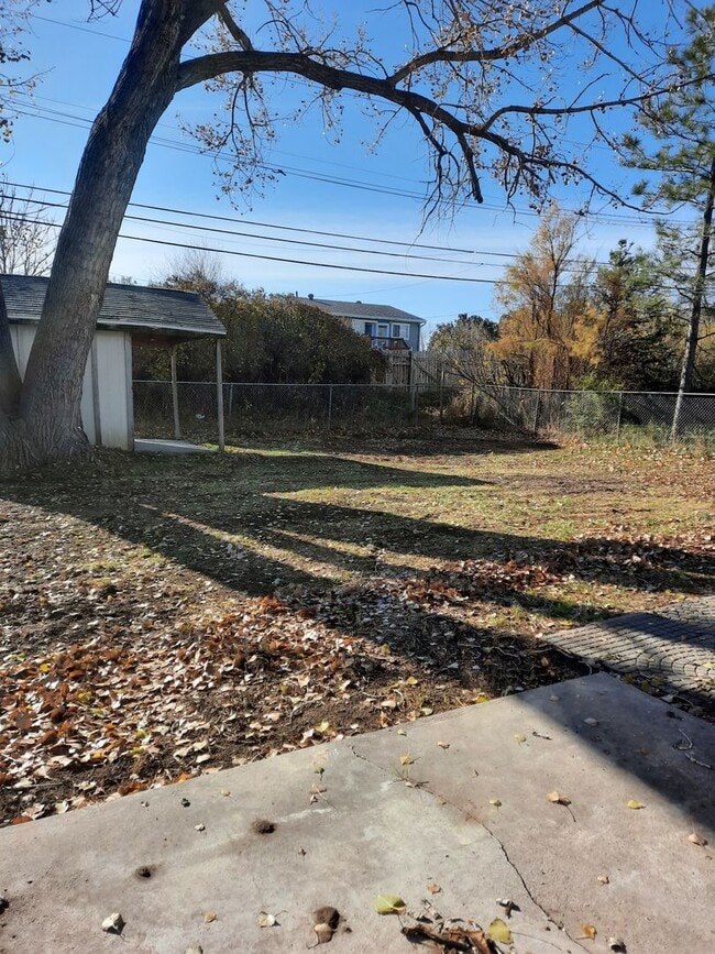 Building Photo - 3 BEDROOM | 2 BATH | HOUSE | SINGLE GARAGE...