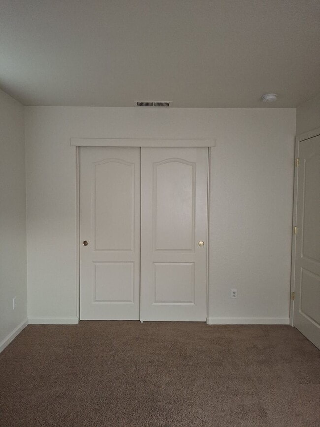 Building Photo - Lincoln Crossing, 2 Story 4 Bedroom, 2.5 bath, 2225sqft, Access to Clubhouse Pool & Amenities, Cu...