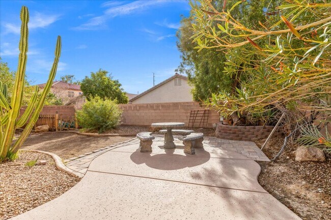 Building Photo - Single Story 3 Bedroom Home with Beautiful Backyard Space