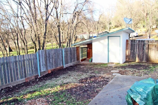 Building Photo - East Sonora Duplex with fenced Back Yard
