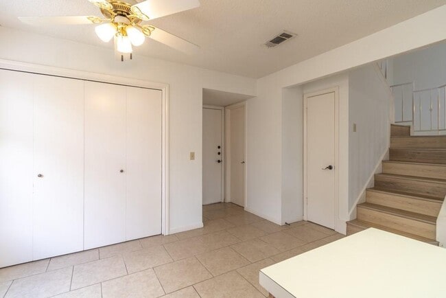 Building Photo - 300 Oakcrest Dr
