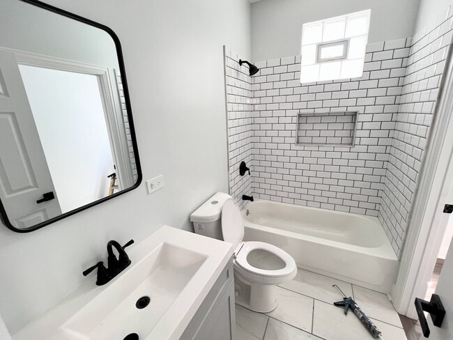 Building Photo - 3933 N Clarendon Ave