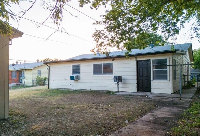 Building Photo - Renovated 4-bedroom 1.5 bathroom home!  Housing accepted! $500 off first months rent!