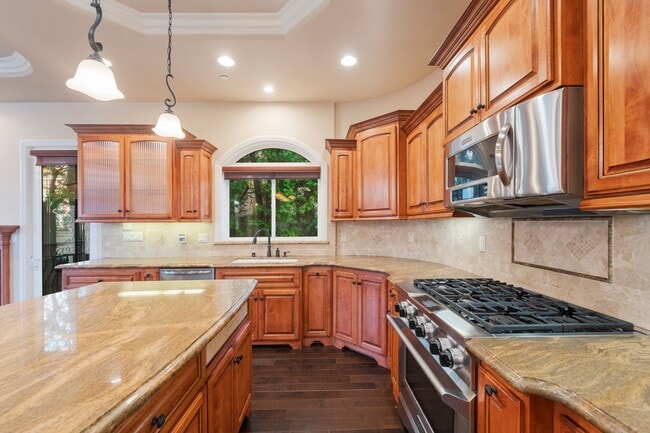 Building Photo - Luxury Detached Townhome in Redondo Beach