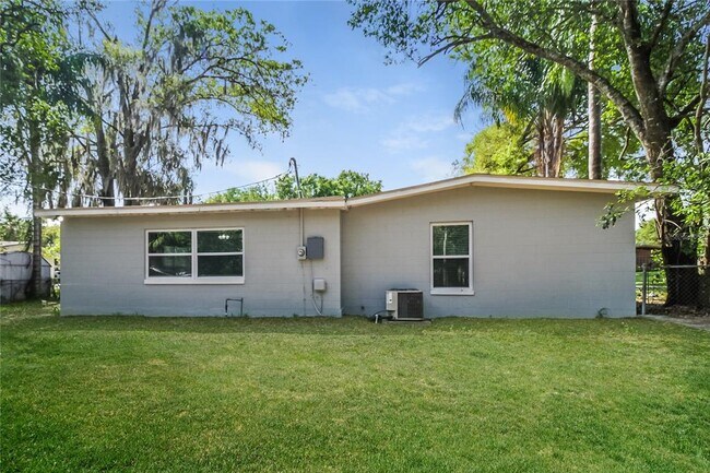 Building Photo - 6007 Oakcrest Cir