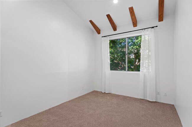 Building Photo - 631 3rd St