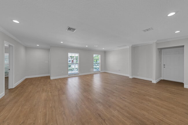 Building Photo - 900 NE 4th St