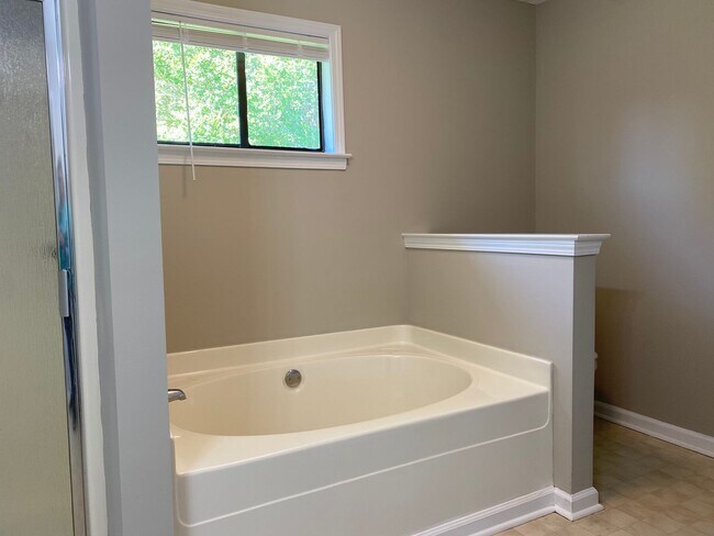 Building Photo - Charming 3-Bedroom Brick Home with Modern ...