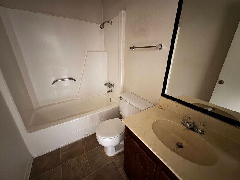 Building Photo - 2202 Hunt Dr