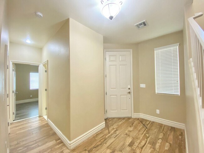Building Photo - Wonderful two-story single-family house
