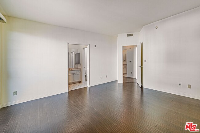 Building Photo - 860 S Lucerne Blvd