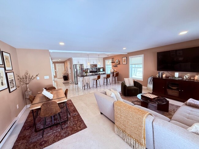 Building Photo - Luxury Duplex