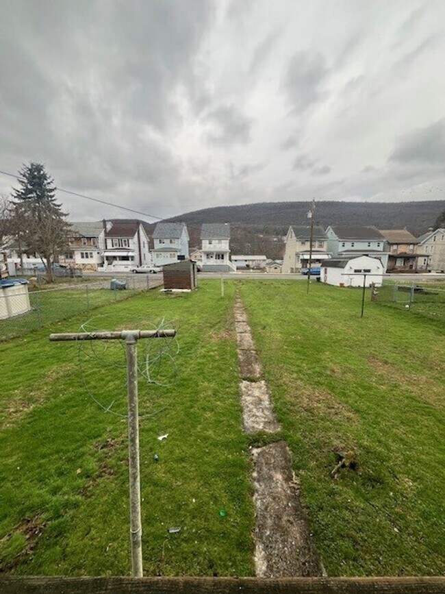 Building Photo - 3-4 bedroom, 2 bathroom