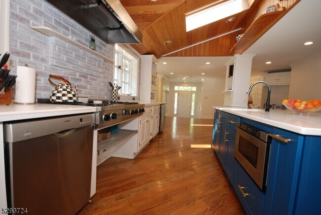 Building Photo - 35 Evergreen Ln